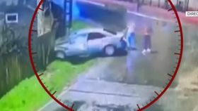 VIDEO Un șofer de 20 de ani din Argeș a lovit un grup de pietoni, după petrecerea de Crăciun. Bărbatul era sub influența substanțelor
